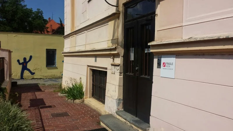 Vstup do kanceláře Fragile media