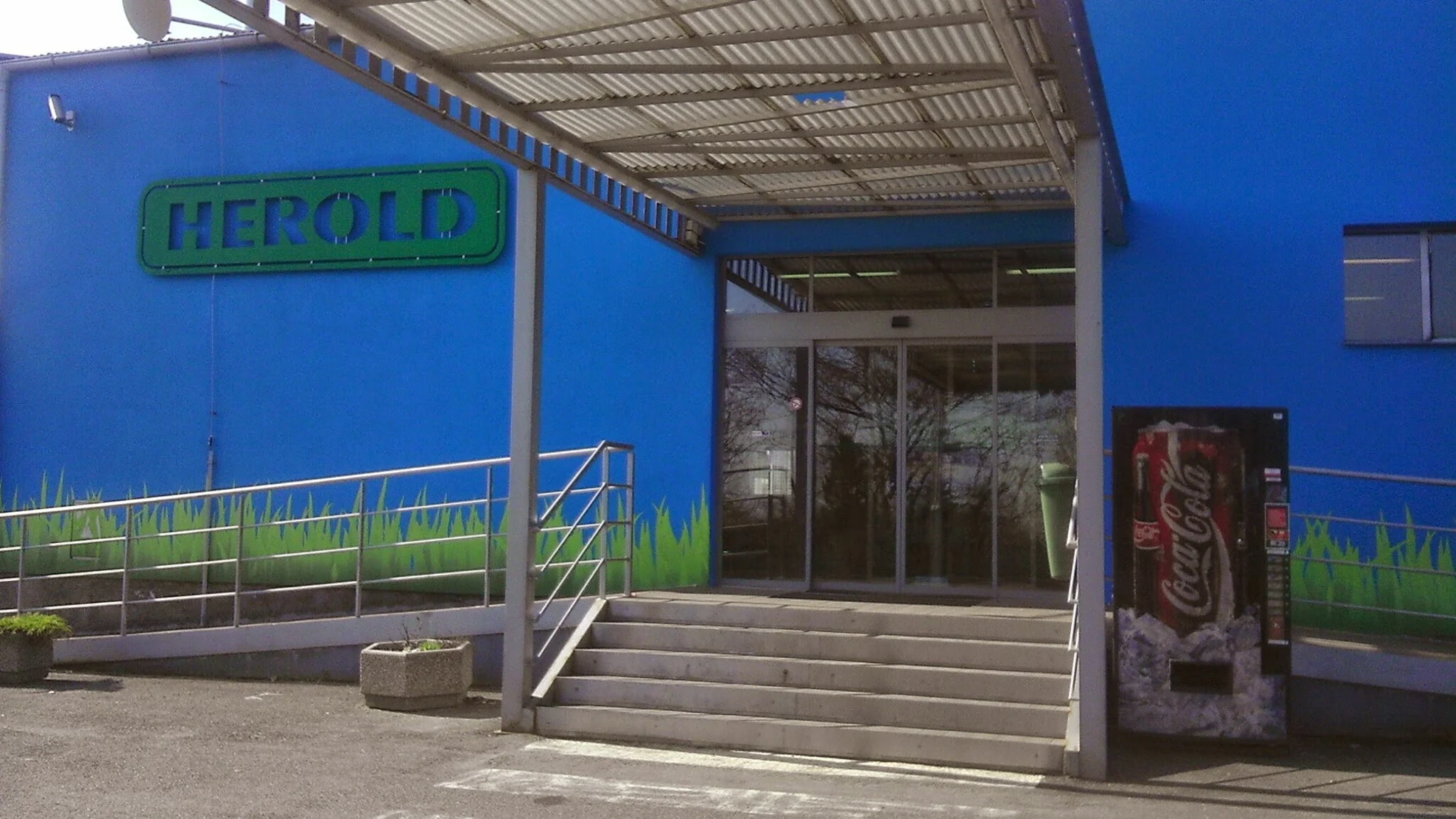 Vstup do prodejny HEROLD na Karlově - Duben 2013